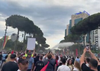 Protestat për Zvërnecin: Policia sjell autobotët për të shpërndarë turmën, hidhet uji drejt qytetarëve