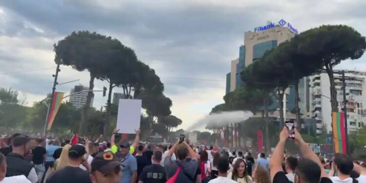 Protestat për Zvërnecin: Policia sjell autobotët për të shpërndarë turmën, hidhet uji drejt qytetarëve