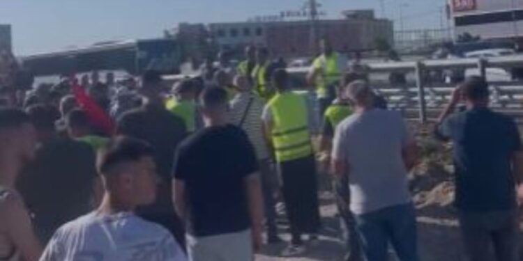 Protestë në Yrshek, banorët kundër heqjes së mbikalimit: na detyron të ecim me kilometra në këmbë