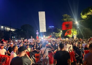 Protestojmë për fëmijët tanë: mbyllet tubimi i 14-të para Kryeministrisë, fillojnë marshimet në rrugët e kryeqytetit