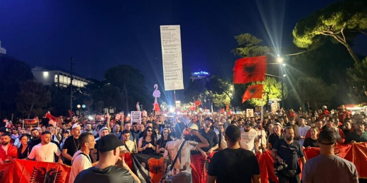 Protestojmë për fëmijët tanë: mbyllet tubimi i 14-të para Kryeministrisë, fillojnë marshimet në rrugët e kryeqytetit