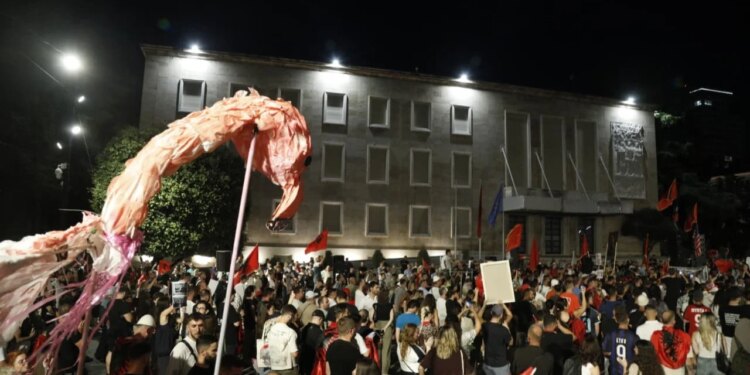 Protestuesit: 5 kërkesa — qeveri teknike 12-mujore, ndryshim Kushtetutës dhe Kodit Zgjedhor, kryeministër jo më shumë se 2 mandate