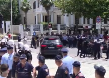 Protestuesit jashtë Kuvendit lajnë me vezë makinat e deputetëve e ministrave, policia kordon sigurie, Arben Kola: Mos provokoni