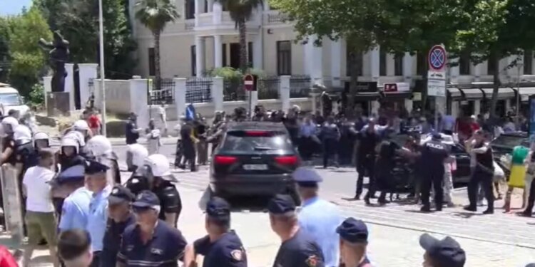 Protestuesit jashtë Kuvendit lajnë me vezë makinat e deputetëve e ministrave, policia kordon sigurie, Arben Kola: Mos provokoni