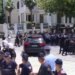 Protestuesit jashtë Kuvendit lajnë me vezë makinat e deputetëve e ministrave, policia kordon sigurie, Arben Kola: Mos provokoni