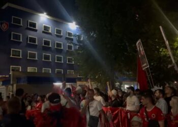 Protestuesit marshojnë në rrugët e Tiranës; qytetarët ndalojnë para Kuvendit dhe Drejtorisë së Përgjithshme të Policisë
