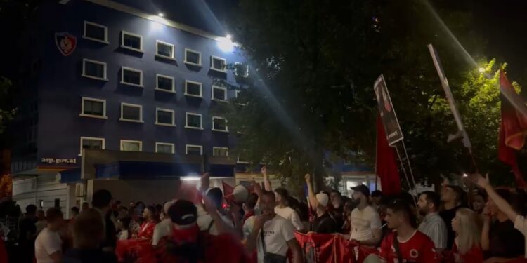 Protestuesit marshojnë në rrugët e Tiranës; qytetarët ndalojnë para Kuvendit dhe Drejtorisë së Përgjithshme të Policisë