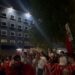 Protestuesit marshojnë në rrugët e Tiranës; qytetarët ndalojnë para Kuvendit dhe Drejtorisë së Përgjithshme të Policisë