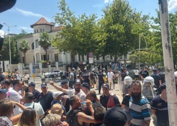 Protestuesit tentojnë të bllokojnë hyrjen e Kuvendit; përplasje fizike me policinë dhe mbërrijnë Forcat e Ndërhyrjes së Shpejtë