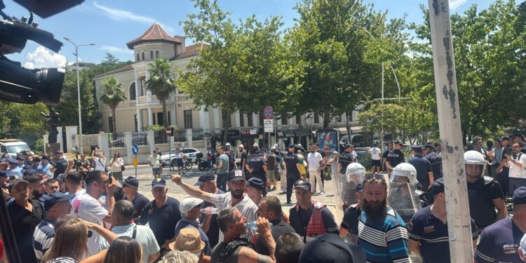Protestuesit tentojnë të bllokojnë hyrjen e Kuvendit; përplasje fizike me policinë dhe mbërrijnë Forcat e Ndërhyrjes së Shpejtë