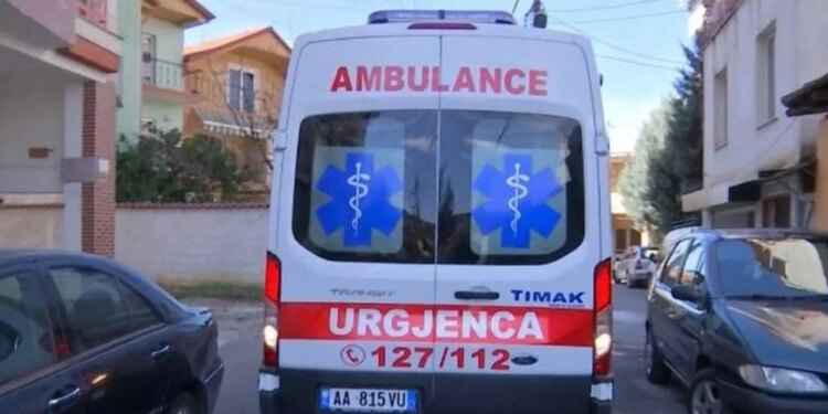 Punëtori 45-vjeçar rrëzohet nga skela në Memaliaj dhe dërgohet me urgjencë në spital