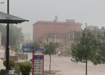 Qershori 'mbyt' Bulqizën me shi, 30 minuta reshje intensive shkaktojnë probleme në qytet