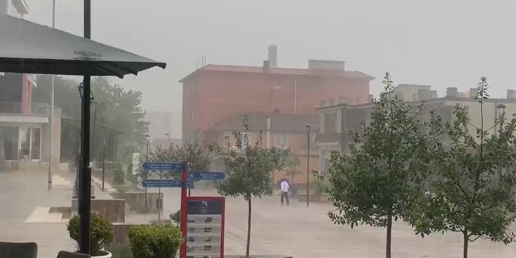 Qershori 'mbyt' Bulqizën me shi, 30 minuta reshje intensive shkaktojnë probleme në qytet