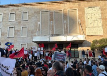 Qytetarët çajnë kordonin e policisë gjatë protestës për Zvërnecin përpara Kryeministrisë