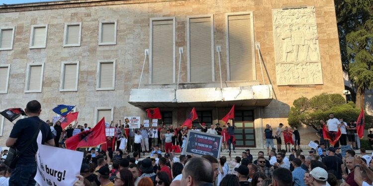 Qytetarët çajnë kordonin e policisë gjatë protestës për Zvërnecin përpara Kryeministrisë