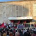 Qytetarët çajnë kordonin e policisë gjatë protestës për Zvërnecin përpara Kryeministrisë