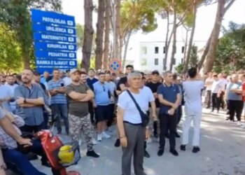 Qytetarët protestojnë në spitalin e Lushnjës për përmirësimin e kushteve