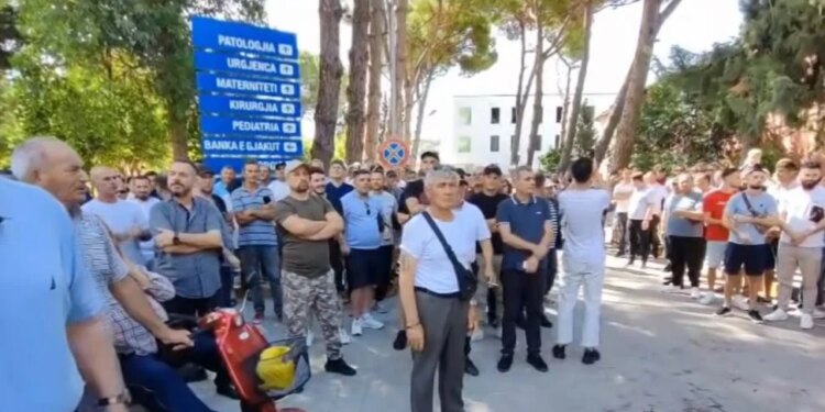 Qytetarët protestojnë në spitalin e Lushnjës për përmirësimin e kushteve