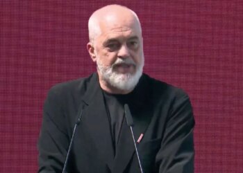 Rama hap garën për aeroportin e Gjirokastrës; batuta me përfaqësuesit e kompanisë ajrore: S’iu falënderoj, jeni shumë vonë