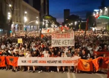 Rama n’burg, Berisha n’burg: Mbi 5 orë protestë në Tiranë, qytetarët marshojnë, Bashkohuni me ne