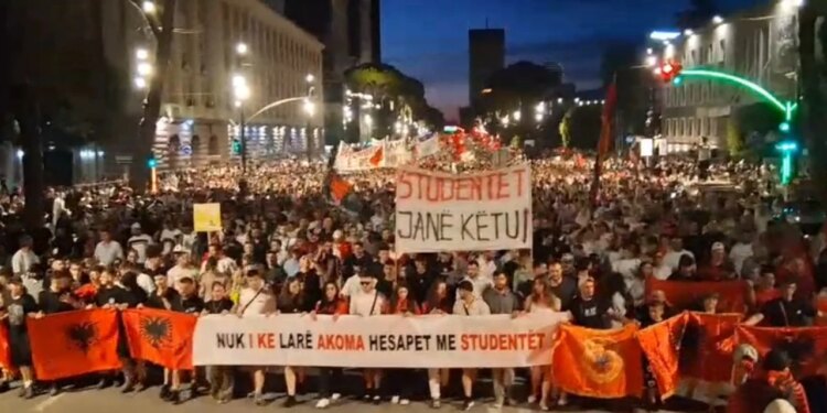 Rama n’burg, Berisha n’burg: Mbi 5 orë protestë në Tiranë, qytetarët marshojnë, Bashkohuni me ne