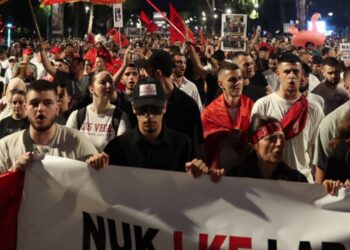 Rama n’burg, Berisha n’burg — Protestuesit marshojnë në Astir, ulen dhe bllokojnë Unazën e Madhe