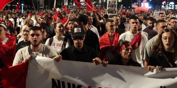 Rama n’burg, Berisha n’burg — Protestuesit marshojnë në Astir, ulen dhe bllokojnë Unazën e Madhe