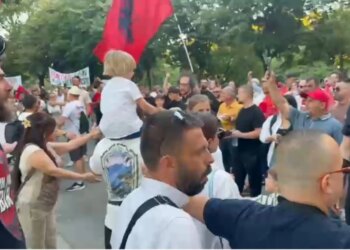 Rama n’burg, Berisha n’burg — Tubimi i 19-të: tensione te selia e PD-së, përplasje mes protestuesve dhe demokratëve