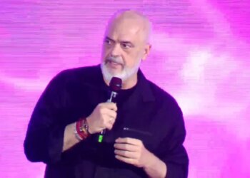 Rama në Vlorë: Popujt ngecin kur udhëhiqen nga sharlatanë; Hitleri thoshte gjermanëve Ky vend është vetëm i juaji