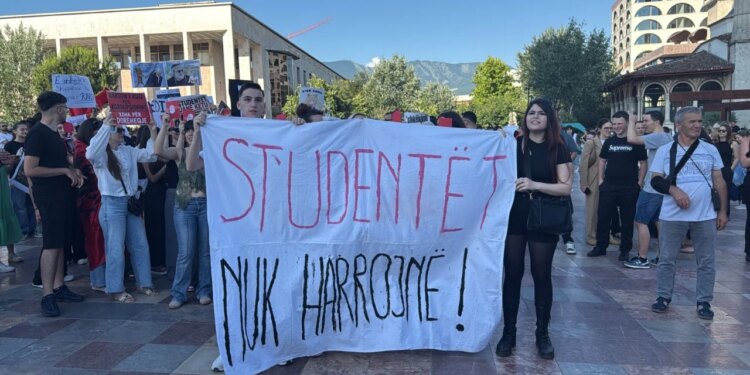 Rama në Zvërnec, qytetarët mblidhen për protestën e gjashtë dhe nis grumbullimi në Sheshin Skënderbej