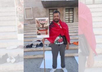 Rama postoi foton: Jam miku, jo armiku — protestuesi: Nuk jam ti, mos thuaj se sheh veten tek unë