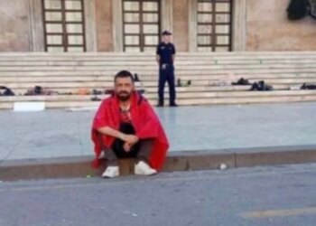 Rama publikon foton e një protestuesi pranë Kryeministrisë: Shqipëria nuk bëhet me brohoritës verbërisht, as me të zemëruarit