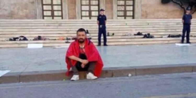 Rama publikon foton e një protestuesi pranë Kryeministrisë: Shqipëria nuk bëhet me brohoritës verbërisht, as me të zemëruarit