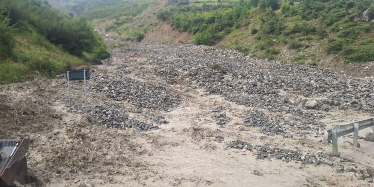 Reshje intensive në Maliq; masa dheu dhe gurësh shkëputen nga mali, bllokohet pjesë e aksit Moglicë–Gramsh