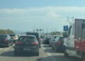 Rikthehen radhët kilometrike në aksin kombëtar Tiranë–Rrethrrotullimi i Bradasheshit–Elbasan, emigrantët shtojnë fluksin veror