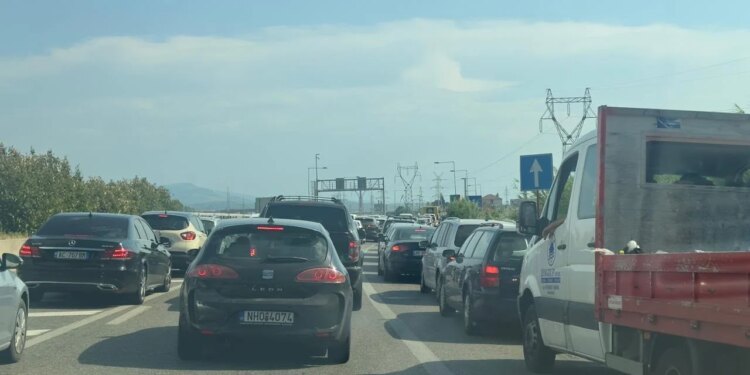Rikthehen radhët kilometrike në aksin kombëtar Tiranë–Rrethrrotullimi i Bradasheshit–Elbasan, emigrantët shtojnë fluksin veror