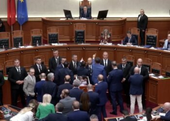 Rinis sërish seanca me tensione, deputetët e PD bllokojnë foltoren