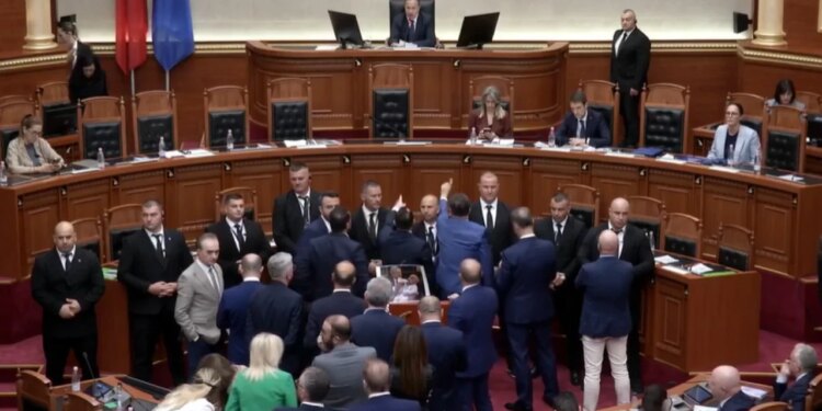 Rinis sërish seanca me tensione, deputetët e PD bllokojnë foltoren