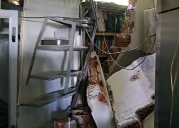 Rrëshqitja e dheut pas shirave të fundit rrezikon pallatin në Durrës, evakuohen banorët e tij