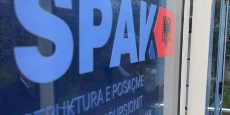 SPAK zbarkon në Devoll; kontrollohet banesa e ish-punonjësit të AMP-së, dyshohet për shpërdorim detyre