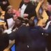 Seanca plenare në Gjeorgji degjeneron në arenë boksi me përplasje fizike mes deputetëve