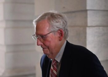 Senatori 84-vjeçar Mitch McConnell, që udhëhoqi republikanët në Kongres gjatë mandatit të parë të Trump, shtrohet në spital