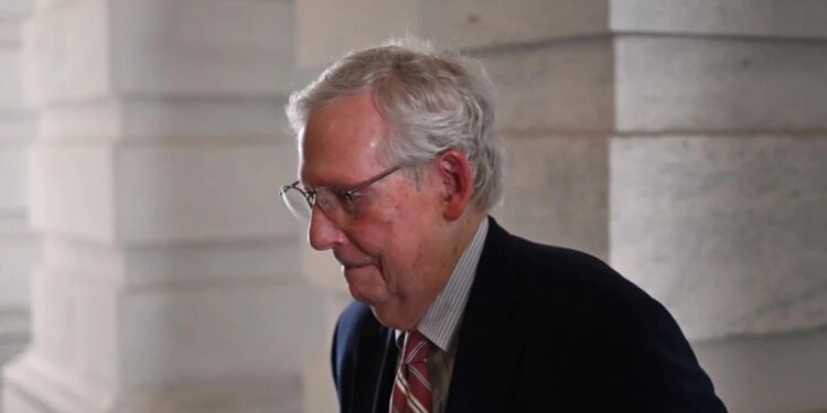 Senatori 84-vjeçar Mitch McConnell, që udhëhoqi republikanët në Kongres gjatë mandatit të parë të Trump, shtrohet në spital