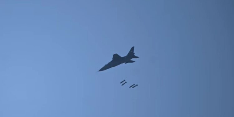 Serbia zgjeron arsenalin ushtarak; Vuçiç paralajmëron më shumë raketa kineze dhe avionë luftarakë të rinj