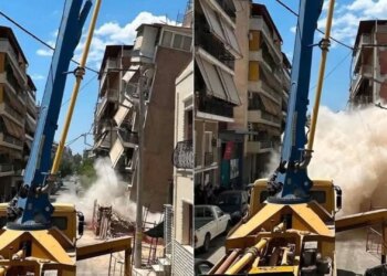 Shembet pallati 4-katësh në Athinë, dyshohet nga gërmimet e ndërtimit pranë; policia arreston pronarin dhe kontraktorët