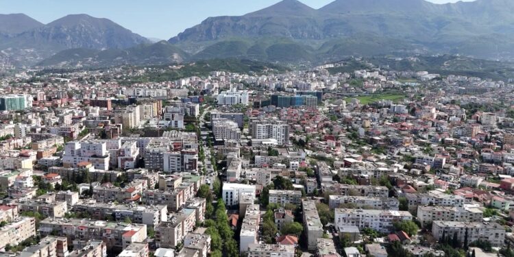 Shërbimet lënë pas prodhimin; turizmi dhe ndërtimi rriten, industria shqiptare vijon të tkurret