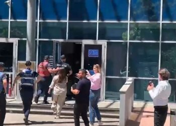 Sherri i dhunshëm në GJKKO brenda kafazit të xhamit, forca të shumta policie futen me vrap