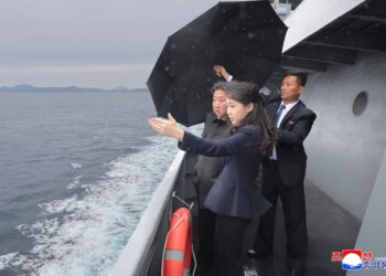 Shfaqje force e Phenianit, Kim Jong Un mbikëqyr testet e anijes së re luftarake