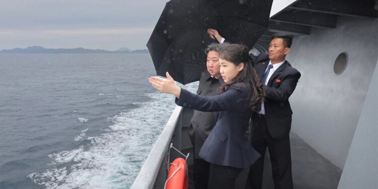 Shfaqje force e Phenianit, Kim Jong Un mbikëqyr testet e anijes së re luftarake