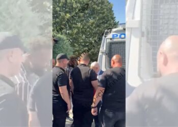 Shoku i qelisë në varrimin e atit të Metës, takohet me ish-presidentin: Shihemi së shpejti vëlla